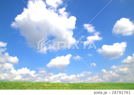 さわやかな大空と白い雲 28792761