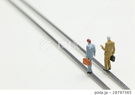 平行線を歩くビジネスマンたち 28797365