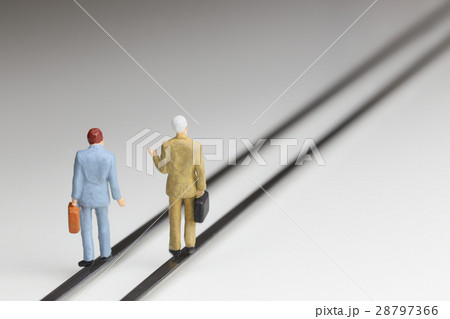 平行線を歩くビジネスマンたち 28797366
