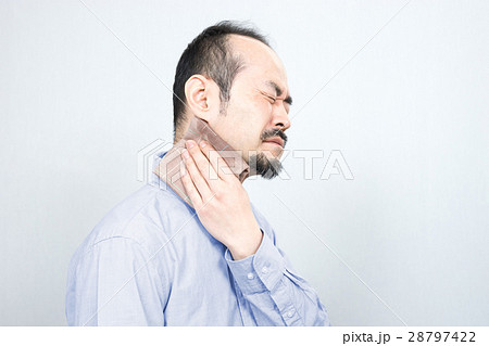 汗を拭くミドル男性 28797422