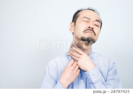 汗を拭くミドル男性 汗を拭くミドル男性 28797425