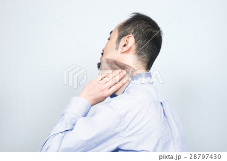 汗を拭くミドル男性 28797430