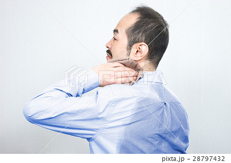 汗を拭くミドル男性 汗を拭くミドル男性 28797432