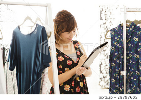 店員　女性　販売員　スタッフ　ファッション　アパレル　バイヤー 28797605