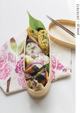 おむすびの入った和風シャケ弁当 28797872
