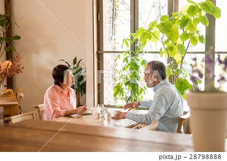 シニアの夫婦（カフェ） 28798888