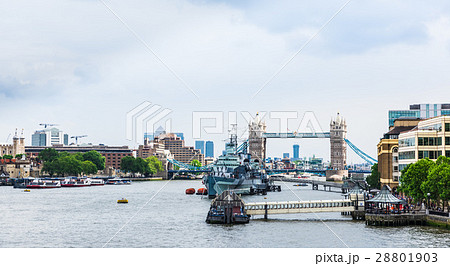 ロンドン橋から眺めるテムズ川の風景 28801903