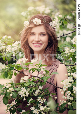 Beautiful Young Woman with Clean Skin Beautiful Young Woman with Clean Skin 28803249