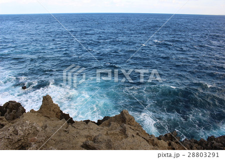 辺戸岬の波打ち際 28803291