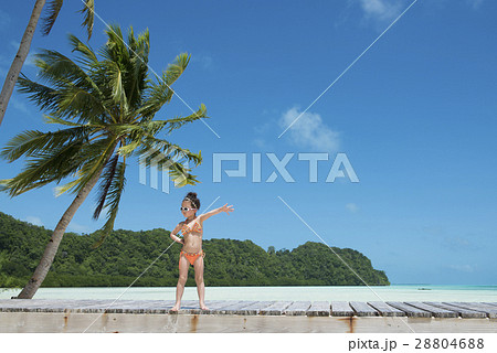 南の島の桟橋で遊ぶ女の子 南の島の桟橋で遊ぶ女の子 28804688