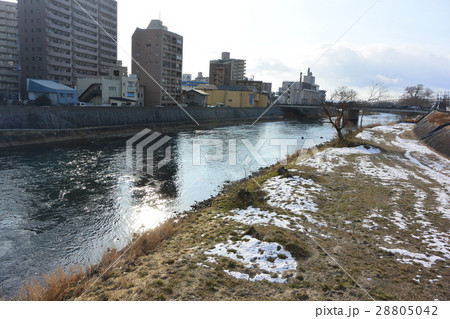 盛岡駅近くの北上川 28805042