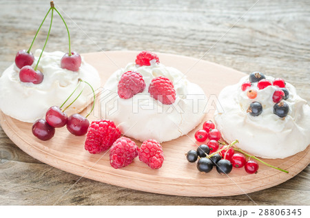 Meringue cakes with fresh berries 28806345