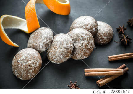 Gingerbread cakes with spices 28806677