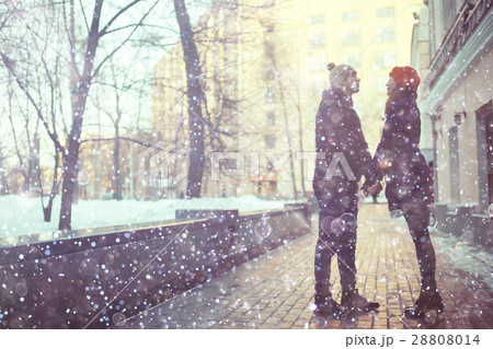 couple snowing city street 28808014