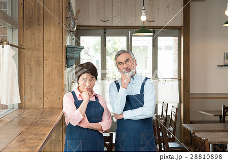 シニアの夫婦(カフェ) シニアの夫婦(カフェ) 28810898