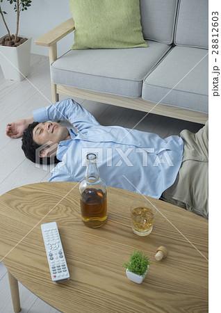 酔いつぶれる男性 28812603