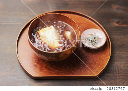 お盆に載せた田舎汁粉 28812767