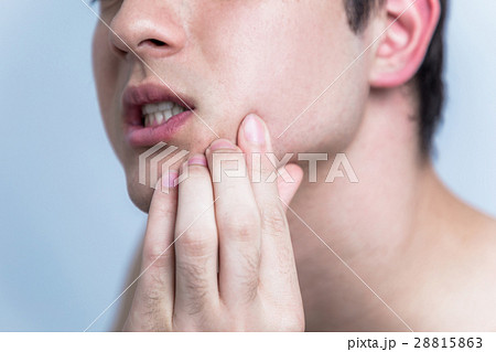 男性の顔のアップ 男性の顔のアップ 28815863