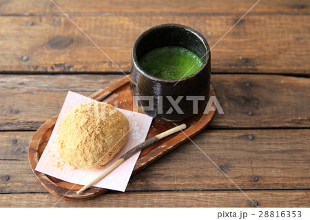 手作りのきな粉おはぎと抹茶の和菓子プレート 28816353