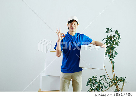 引越し業者男性スタッフ 引越し業者男性スタッフ 28817406