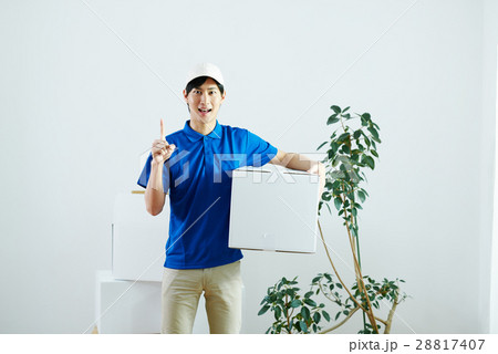引越し業者男性スタッフ 引越し業者男性スタッフ 28817407