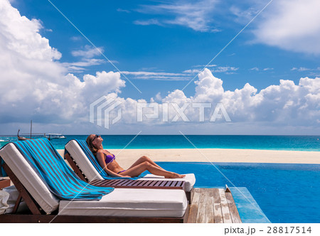 Woman relaxing at the poolside 28817514