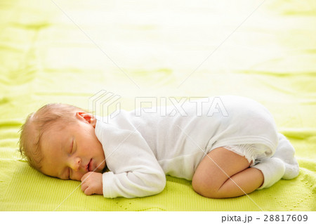 One week old newborn baby 28817609