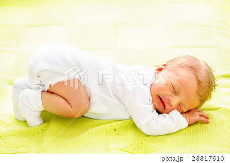 One week old newborn baby 28817610