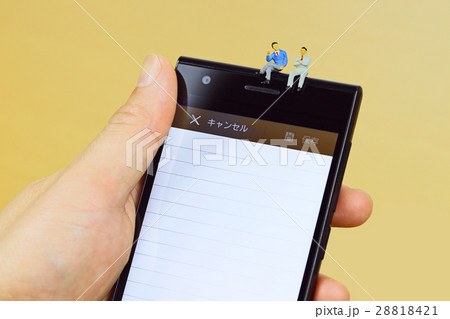 スマートフォンとビジネスマン スマートフォンとビジネスマン 28818421
