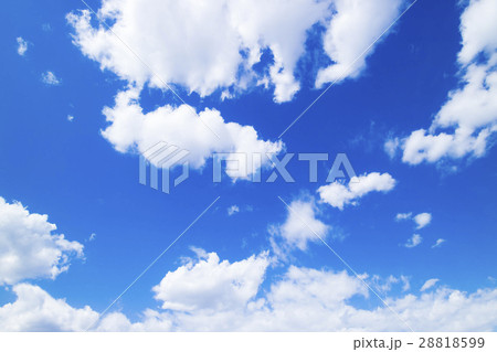 青空　空　雲　春の空　背景　背景素材　3月　コピースペース 28818599