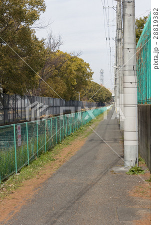 日中の人気のない裏道 28819382