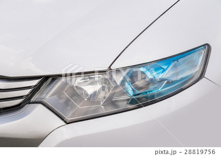 クルマのヘッドライト　Headlight of the car 28819756