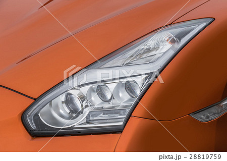 クルマのヘッドライト　Headlight of the car 28819759