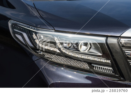 クルマのヘッドライト　Headlight of the car 28819760