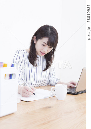 デスクワークする若い女性 28819985
