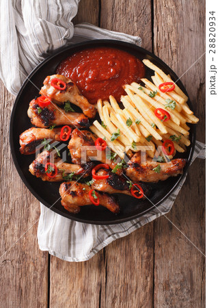 Delicious barbecue chicken wings with french fries Delicious barbecue chicken wings with french fries 28820934