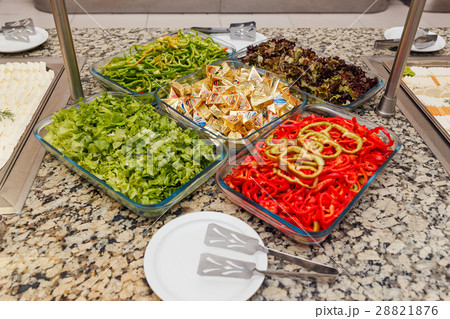 Bowls with fresh salad and peppers Bowls with fresh salad and peppers 28821876