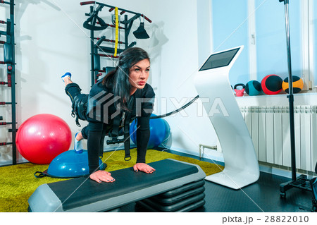 The female athlete doing they exercise in a ems The female athlete doing they exercise in a ems 28822010