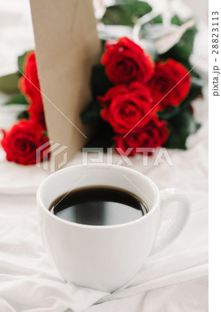cup of coffee and a bouquet of red roses, envelope 28823113