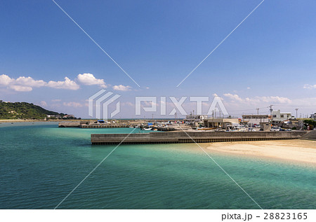 沖縄　南城市　奥武島の青い海 28823165