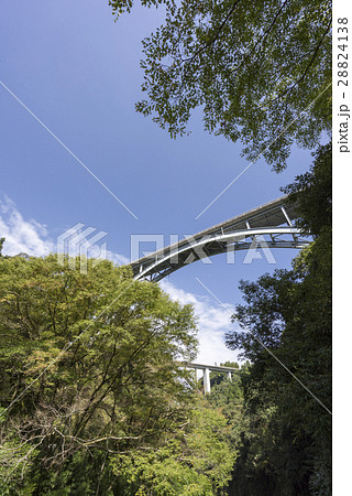 高千穂峡から見上げる大橋と神都高千穂大橋と青空 高千穂峡から見上げる大橋と神都高千穂大橋と青空 28824138