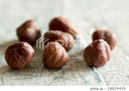 whole hazelnuts on old wooden tables 28824450