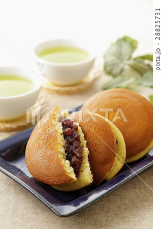 どら焼き どら焼き 28825731