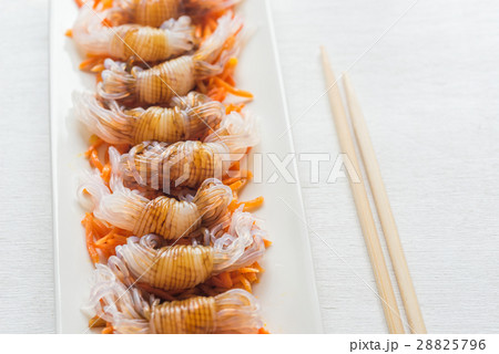 Shirataki noodles with soy sauce 28825796