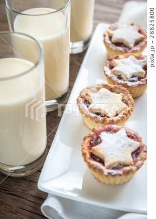Glasses of eggnog with mince pies 28825800