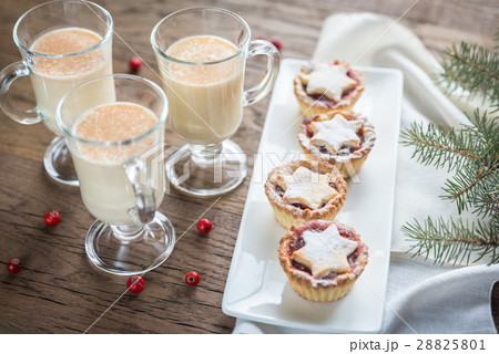 Glasses of eggnog with mince pies 28825801