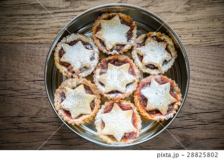 Box with mince pies 28825802