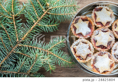 Box with mince pies 28825804