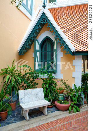 Beautiful house and garden 28829521