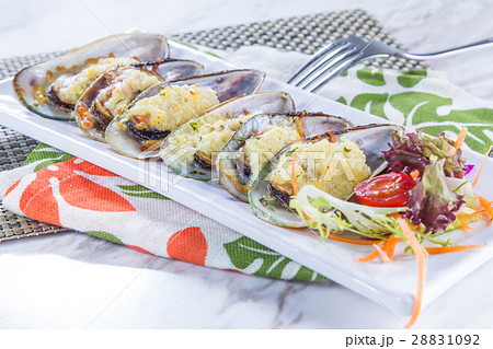 baked garlic mussels 28831092